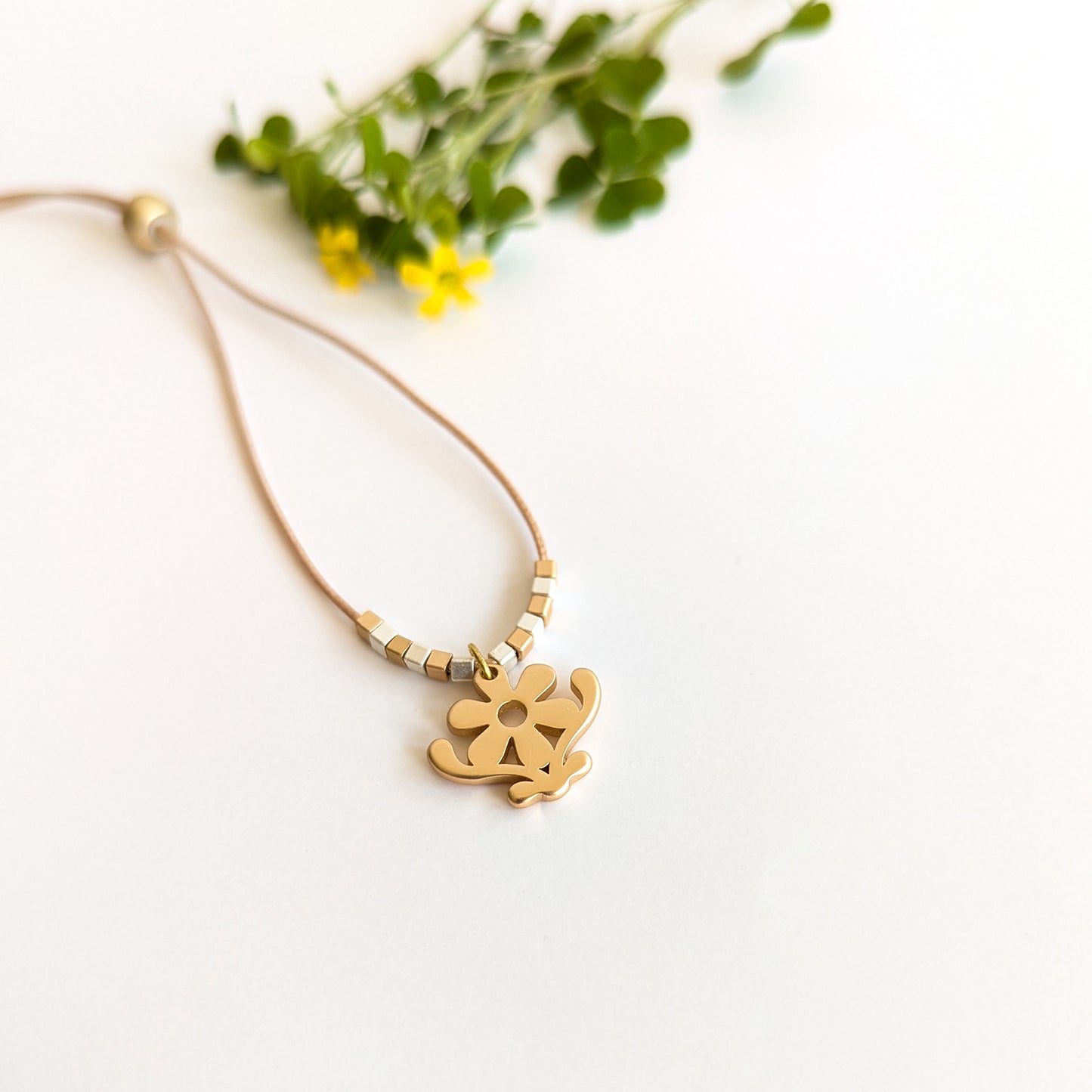 Wide Daisy Necklaces