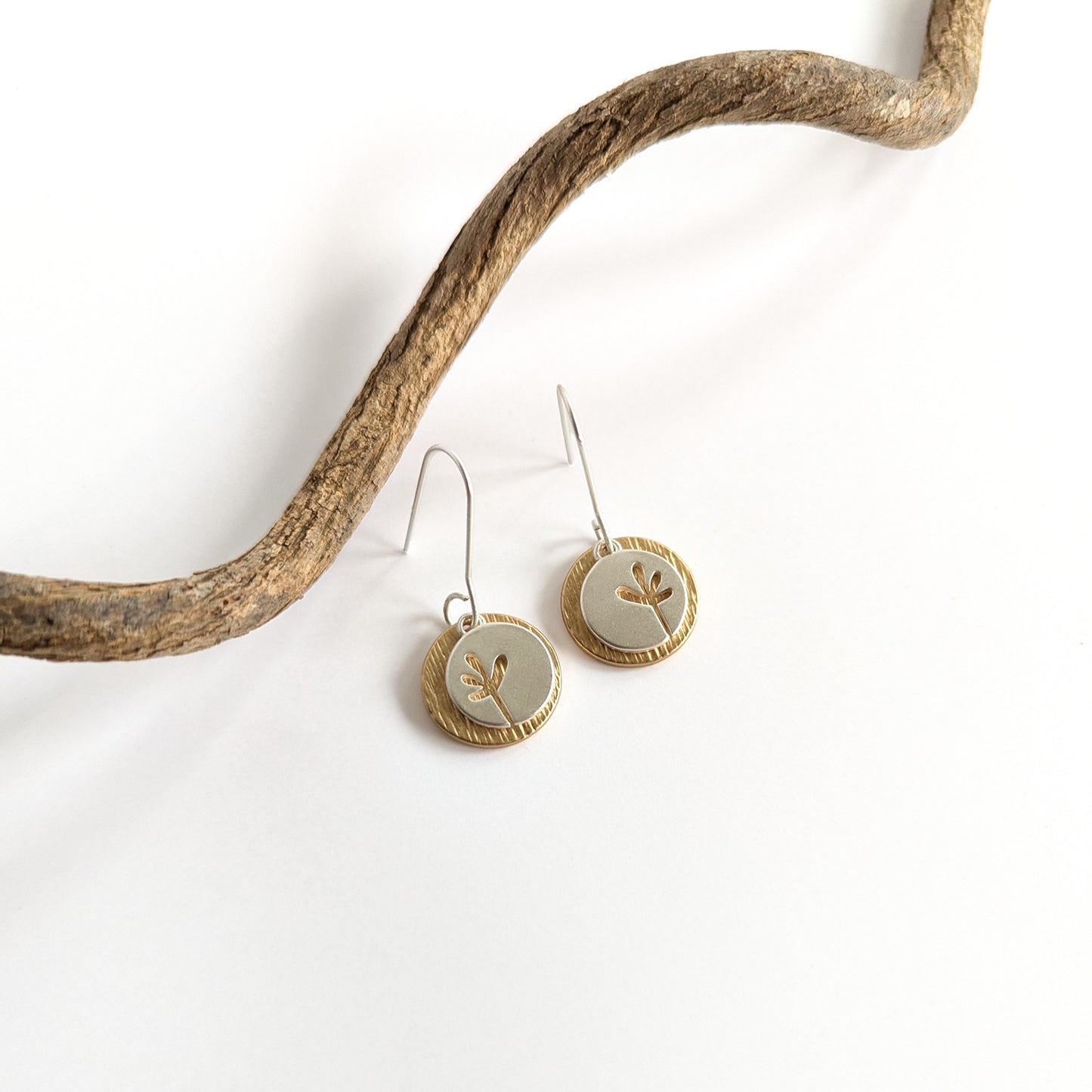 Seedling disc and scratch disc on short hook earring