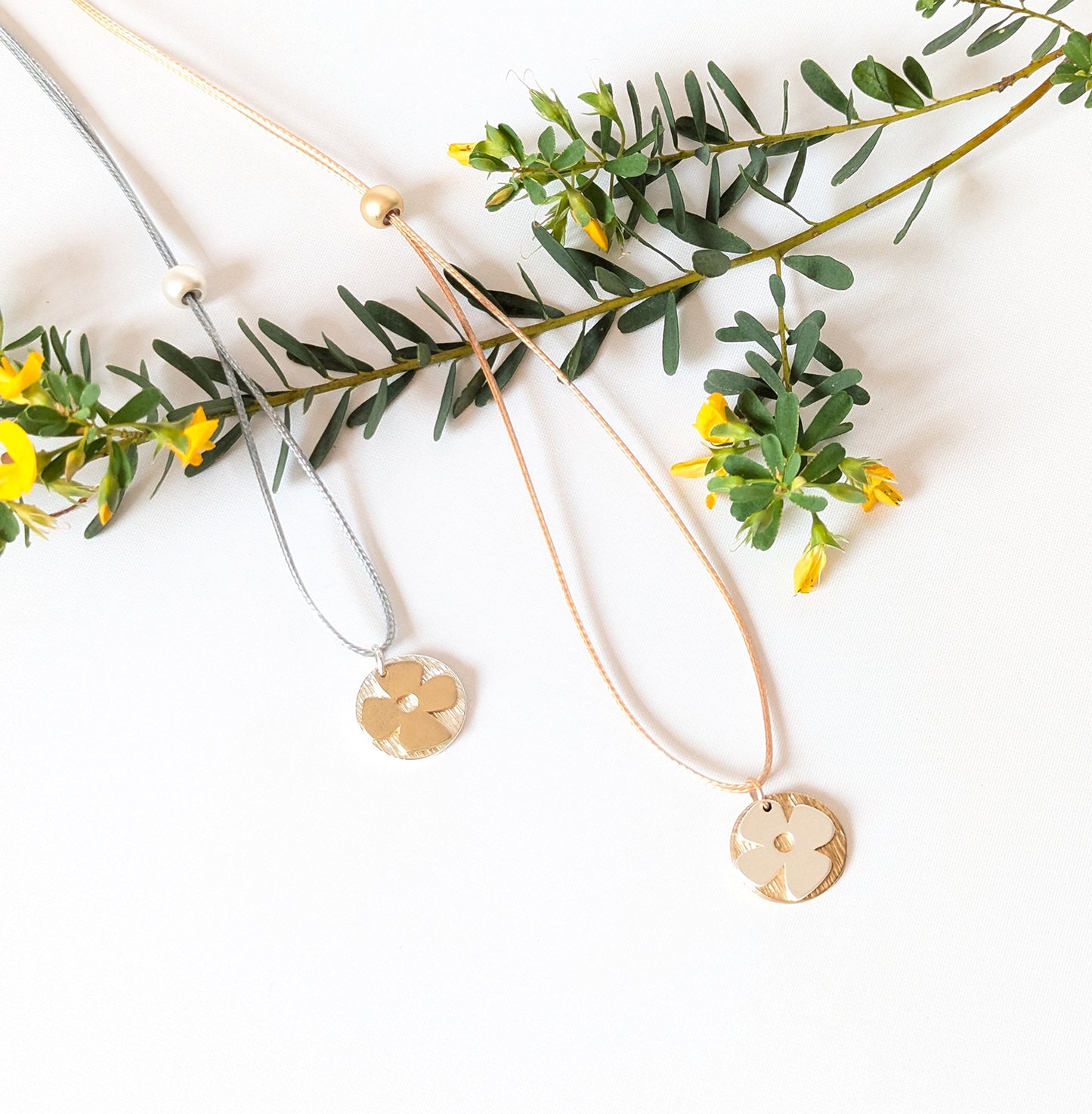 Retro Flower and Textured Disc Necklace