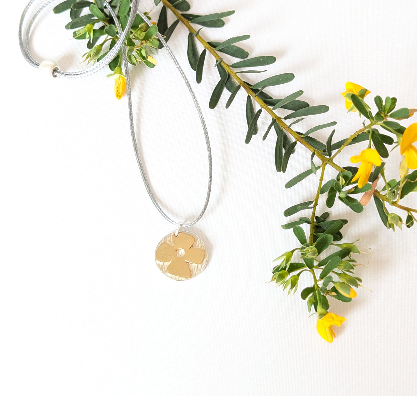 Retro Flower and Textured Disc Necklace