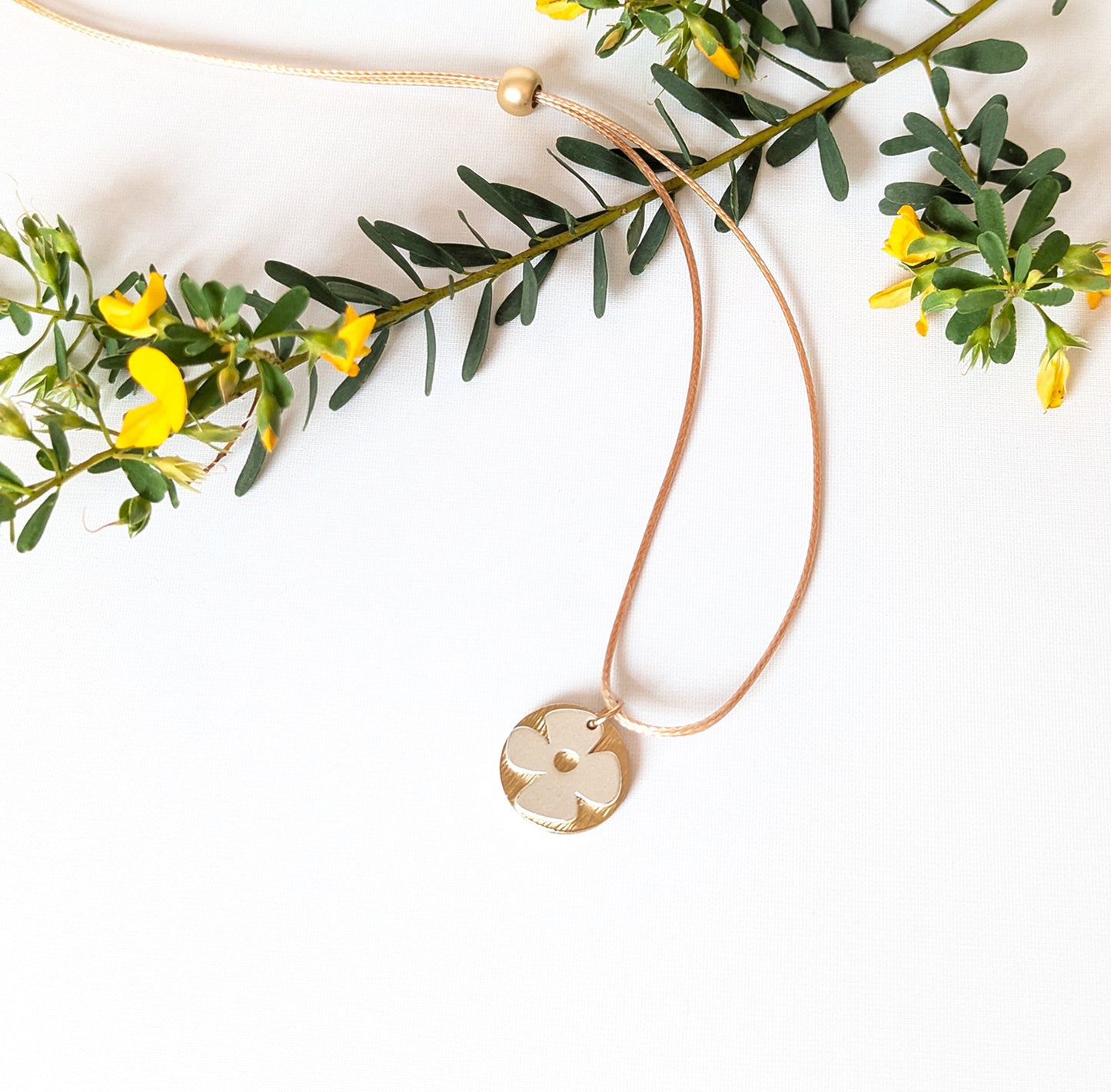 Retro Flower and Textured Disc Necklace