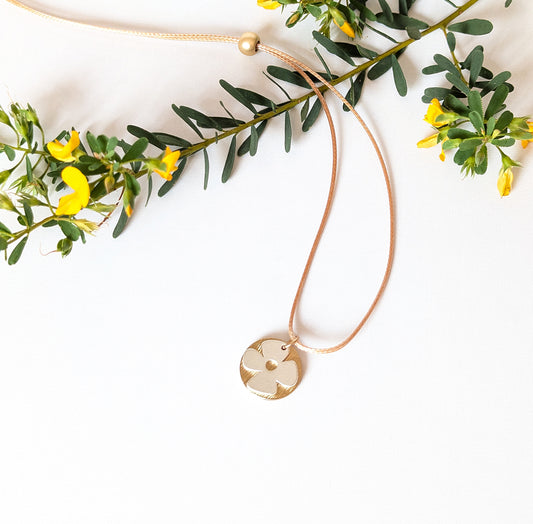 Retro Flower and Textured Disc Necklace