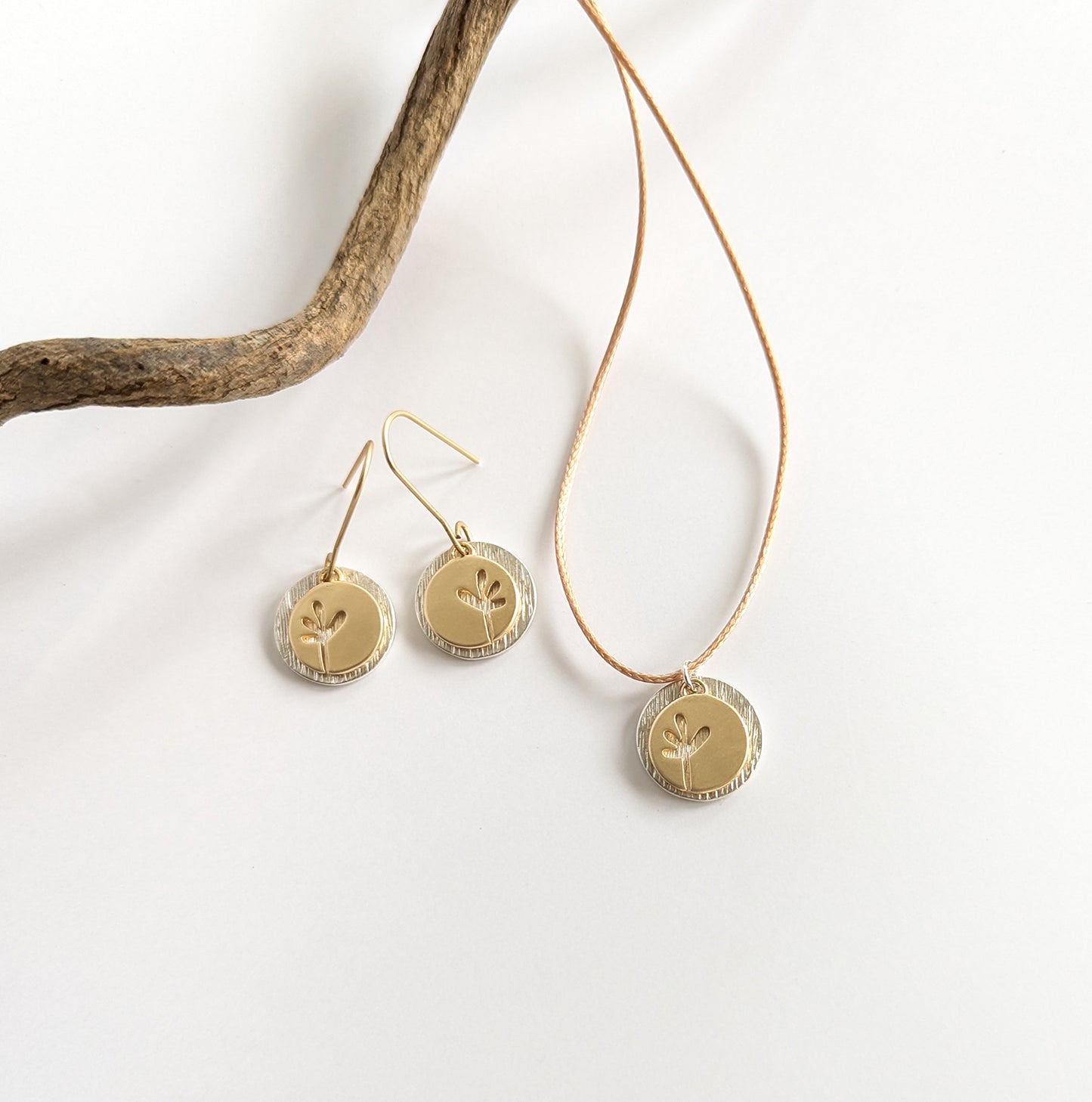 Seedling disc and scratch disc on short hook earring