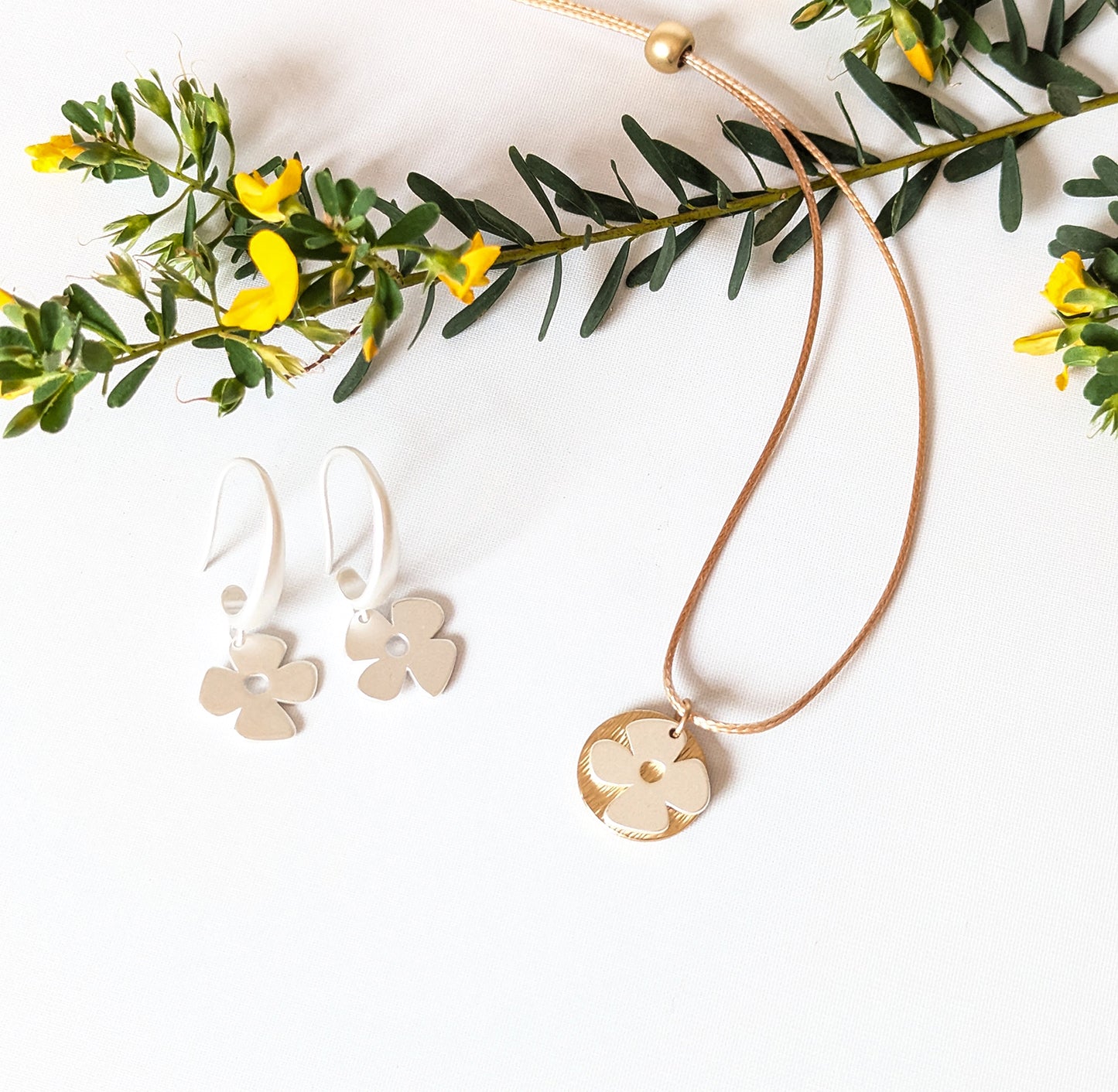 Retro Flower and Textured Disc Necklace