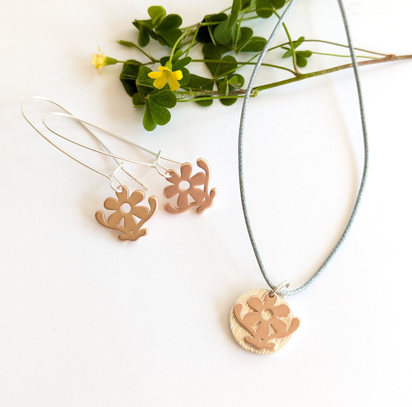 Wide Daisy Necklaces